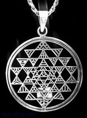 Kovový amulet, který přitahuje štěstí v podobě přívěsku