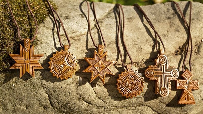Dřevěné amulety mají velkou sílu