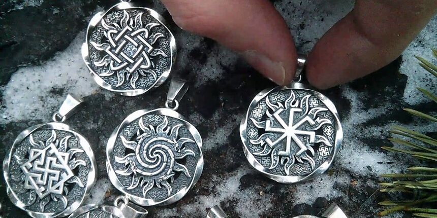 Slovanské amulety ze stříbra přitahující bohatství