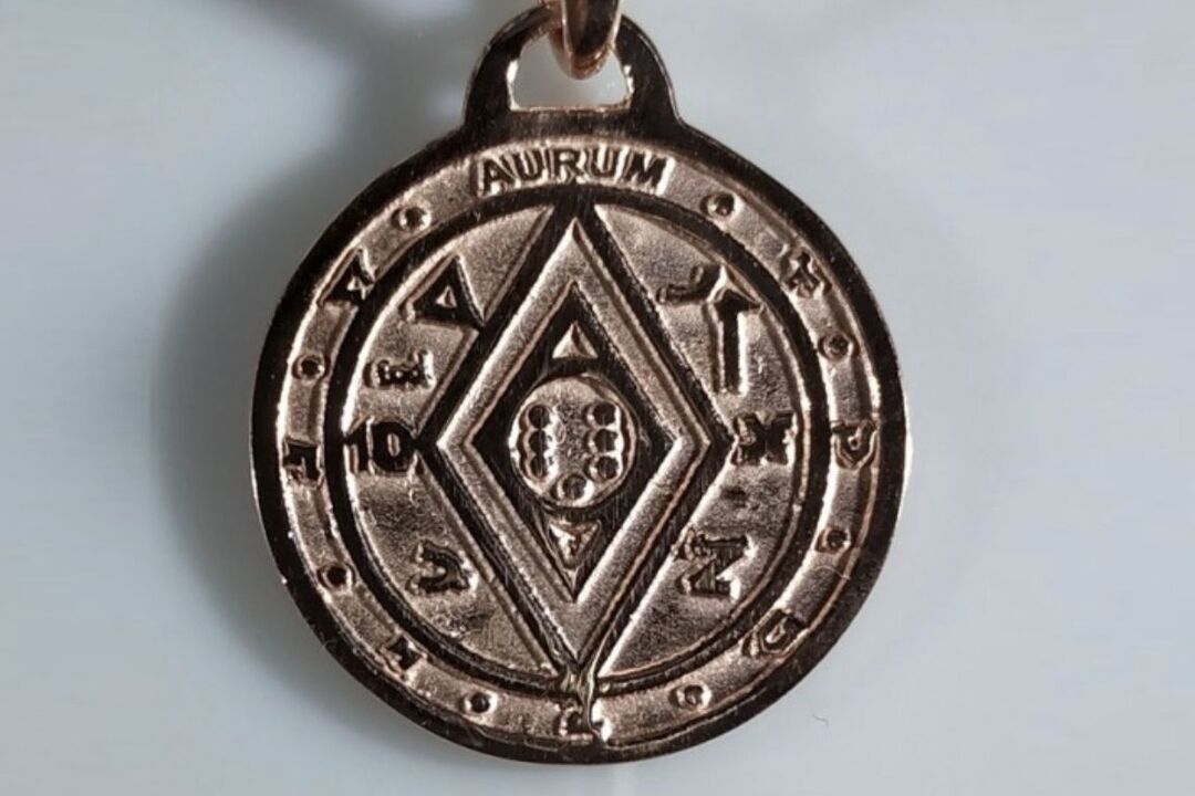 runový amulet k přilákání peněz