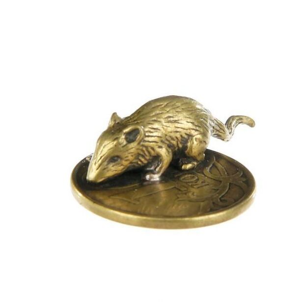Amulet peněženkové myši s mincí pro štěstí v peněžních záležitostech