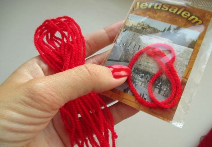 červená nit z Izraele jako amulet štěstí
