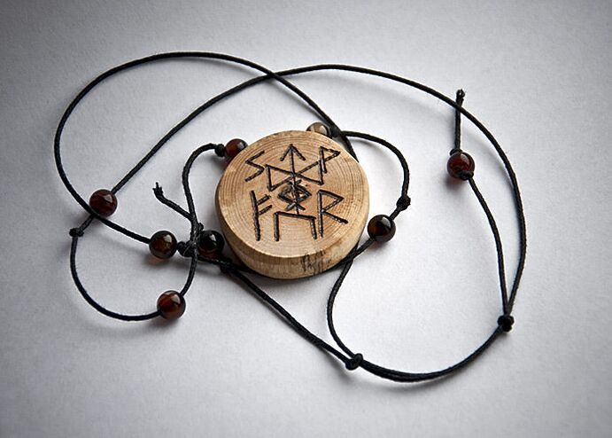 amulet ze dřeva